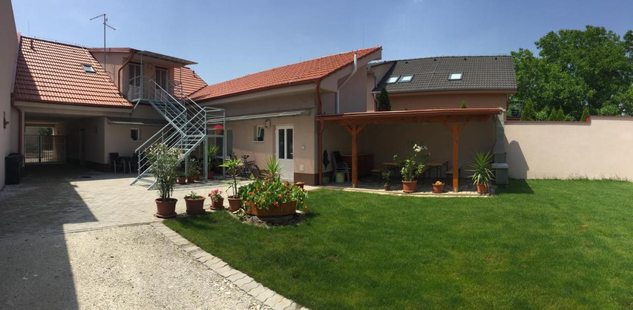 Sunny Apartman Sturovo Exterior photo